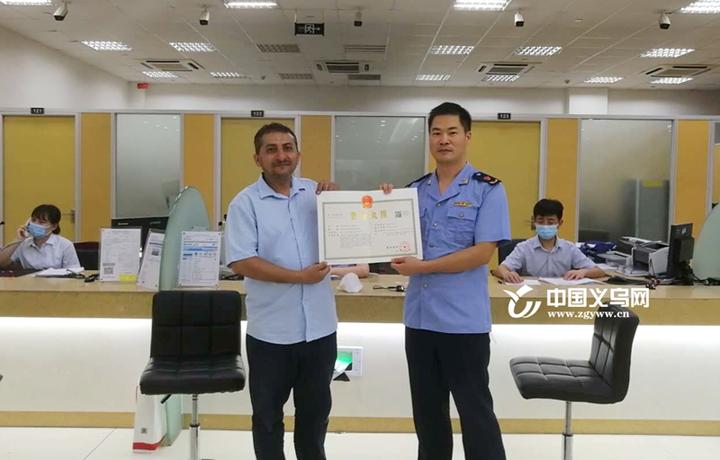 Abdul Rahman Ahmed mahyub Hassan (company owner) with the head of the immigration office at the opening of the company
                    عبد الرحمن أحمد مهيوب حسن (مالك الشركة) مع رئيس مكتب الهجرة عند افتتاح الشركة 